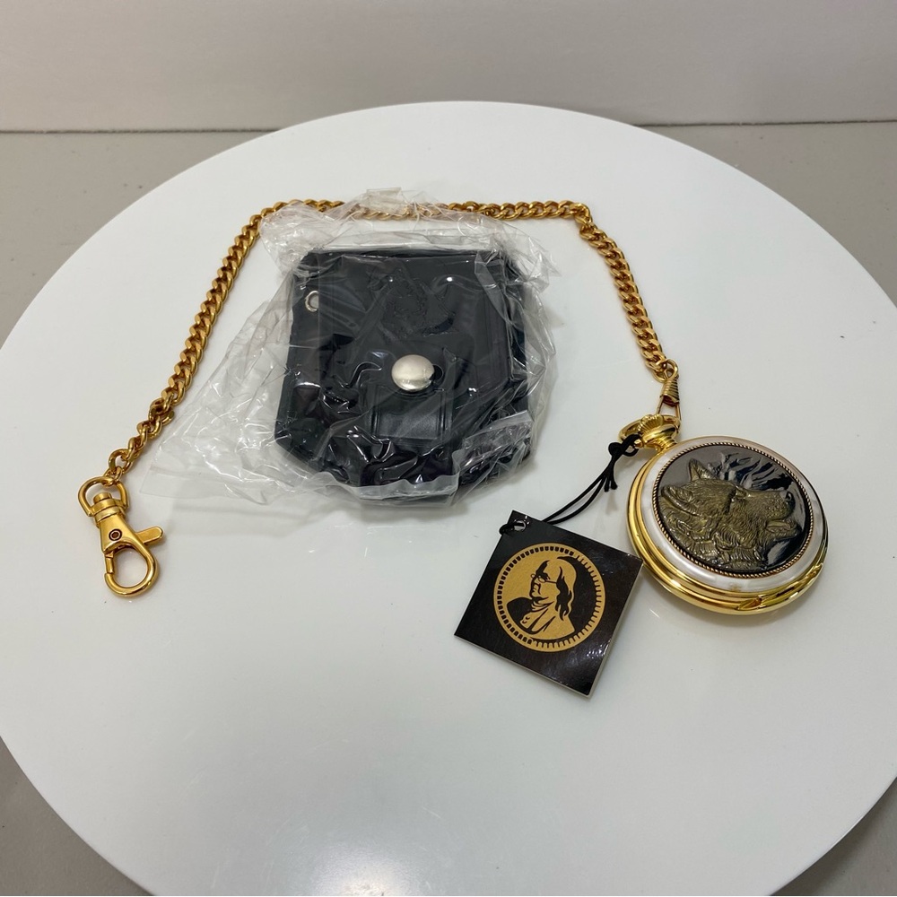 Franklin Mint Pocket Watch International The Spirit Of‎ The Wolf Center Vintage